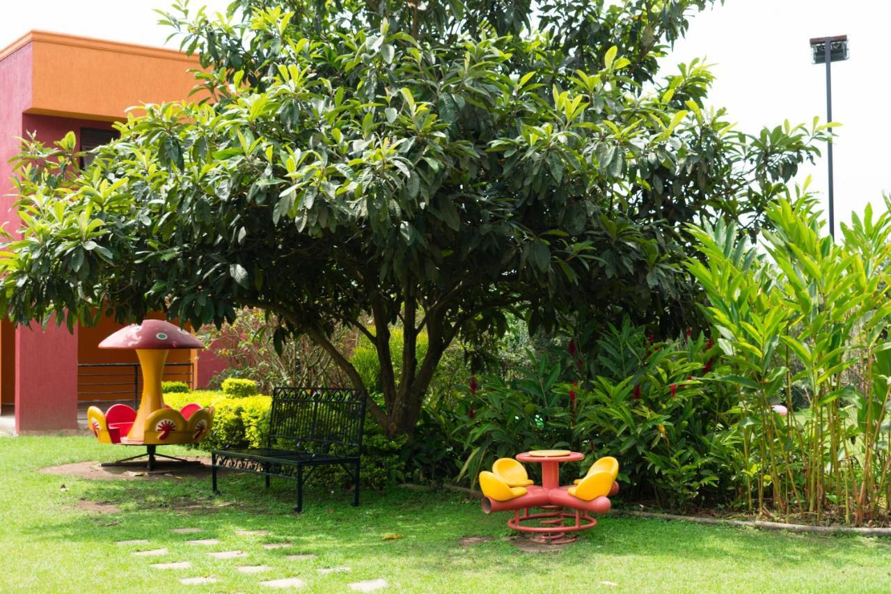 Fort Fun City Hotel Fort Portal Buitenkant foto